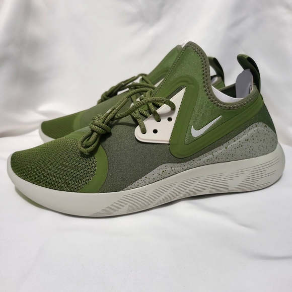 Nike Lunarcharge Essential athletic shoes New - Picture 2 of 9